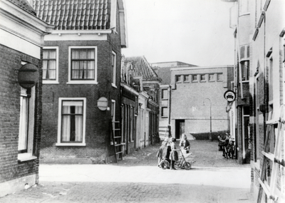 600956 Gezicht in de Oranjestraat te Utrecht, uit het oosten; op de voorgrond de kruising met de Kroonstraat.